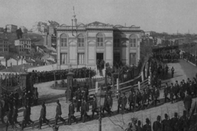 <p>Dünyaya yön veren devletlere başkentlik yapan İstanbul, her dönemin gücünü ve kültürel yapısını içinde barındırıyor. Bu güzel şehirde bir tarihi yolculuğa çıkmak ister misiniz? Yaşlılardan sürekli "Ah nerde o eski İstanbul" serzenişlerini çok fazla duymuşsunuzdur. Büyük devletlerin başkentliğini yapmış bu özel şehir, antik çağlardan günümüze kadar binlerce yılın kültürel etkilerini de hâlâ koruyor.</p>