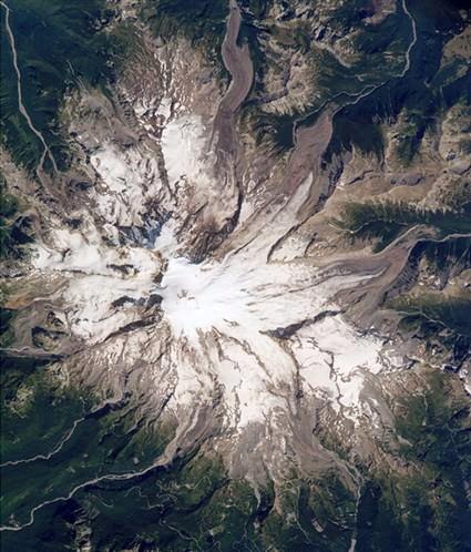 Rainier Dağı, Washington ABD’nin Washington eyaletindeki Rainier Dağı, Kuzey Amerika’da uzanan 1.100 km’lik ‘Cascade Range’ dağlarının en yüksek yanardağı olarak biliniyor. Aynı zamanda Emmons Buzulu’na ev sahipliği yapan dağ, hala aktif. Rainier, ABD’nin en büyük buzullarından biri olan Emmons ile aslına büyük bir tehdit. Çünkü patlaması halinde buzul kaya akışına neden olabilir.