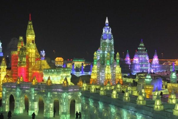 Çin'de gerçekleşen 'Jingyue Snow World Festival' adlı geleneksel kar festivalinde dev binalar inşa edildi. Binaların özelliği ise hepsinin kardan yapılması... 200 kilometrekarelik bir alanda gerçekleşen festival için onlarca sanatçı günlerce çalıştı. Heykeller, gece de ışıklandırılarak görsel bir şölen sunuyor.