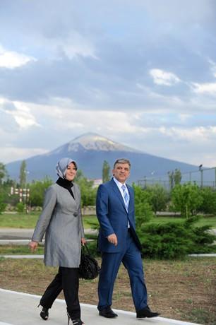 "Cumhurbaşkanımız ziyaret sırasında, genç yaşta vefat etmesine rağmen Arapça, Farsça, Kürtçe ve Türkçe dillerini iyi kullanan ve bu dillerde eser veren Ahmedi Hani'ye hayranlığını dile getirdi.