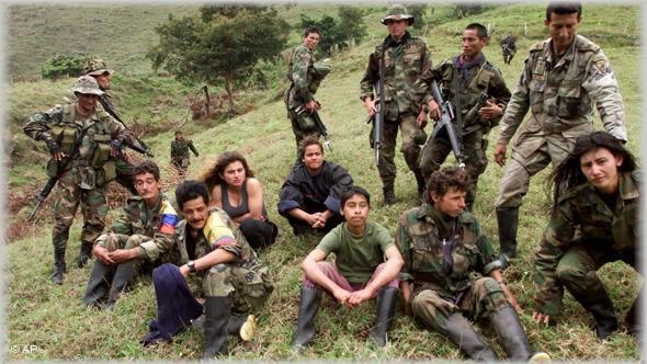 Kolombiya denemeye devam ediyor  Kolombiya'da hükümet ile Kolombiya Devrimci Silahlı Güçleri (FARC) arasındaki müzakerece süreci ise devam ediyor. Hükümet ile 1950'lerde liberal ve muhafazakar milisler arasındaki savaş ve karışıklık ortamında ortaya çıkan Marksist ideolojiye dayanan FARC, bu süreçte pek çok kez uzlaşmayı denemiş ancak sonuca ulaşamamıştı.  Taraflar, en son Ekim 2012'de Norveç'in başkenti Oslo'da ve Kasım'da da Küba'nın başkenti Havana'da buluşarak müzakereleri yeniden başlattı. 2010'dan bu yana süren gayrı resmi temas ve ön görüşmelerin geçtiğimiz aylarda doğrudan diyaloğa dönüşmesi, ihtilafın çözümü için umut ışığı oldu.