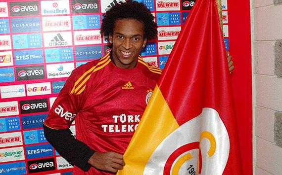 <p><strong>Jo Alves (Galatasaray, 2009-10)</strong><br /><br /> Football Manager oynayanların çok öncelerden tanıdığı Brezilyalı futbolcuyu Manchester City 20 milyon avro gibi astronomik bir bonservis bedeli karşılığında renklierne bağlamıştı. Jo, 1.5 yıllık Everton macerasının ardından Galatasaray'a kiralık olarak gelse de, 13 maçta sadece 3 gol atarken, sürekli gece hayatındaki performansıyla anıldı. Hakkında "Jo diye aldık, Avarel çıktı" şeklinde espriler yapılan 25 yaşındaki futbolcu şu sıralar Atletico Mineiro forması giyiyor.</p>