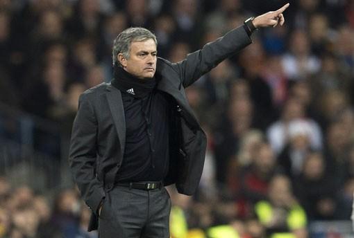 <p>José Mourinho Sezon başından beri kulübedeyim diye yakınan Benzama'ya:<br />
-Ben her maç 90 dakika yedek kulübesindeyim.</p>