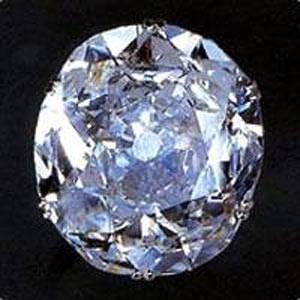 <p>Koh-i-noor Elması Yeryüzündeki hiçbir taşın Koh-i-noor’unki kadar zengin ve büyüleyici bir hikâyesi yoktur. Bu pırlantanın nesebi , onun henüz, bilinen ilk sahibi olan Malwa’lı Rajah’a ait olduğu 1304 yıllında başlamıştır. O zamanlar böylesi bir mücevhere sahip olmak bir imparatorluğun simgesi olarak görülüyordu. Gerçekten de Koh-i-noor’a sahip olan kişinin dünyaya hükmedeceği bile söylenmekteydi. Tahmin edilebileceği gibi Koh-i-noor için verilen mücadele korkunç olmuştu. 1738 yılında Delhi’yi işgal eden İran Şahı Nadir bu görkemli taşı elde etmenin yollarını arıyordu. Efsaneye göre, İmparator Muhammed Şah’ın hareminden birisi Nadir Şah’a, İmparator’un bu mücevheri türbanının içinde sakladığını söylemiştir.</p>