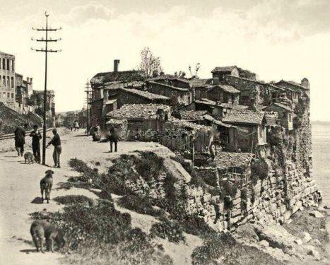 <p>100 yıl önce İstanbul'un gecekonduları.</p>