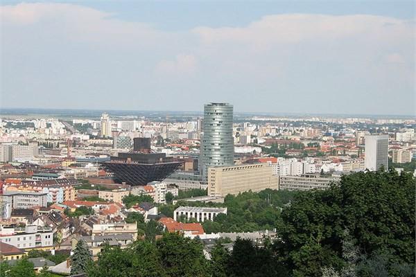 <p><strong>Slovakya<br /></strong><br />Vatandaşlık için istenen yatırım miktarı 1 milyon Euro.</p>