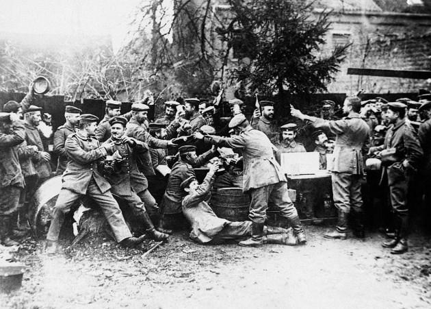 <p>10. Alman askerler muharebe alanında yeni yılı kutluyor<br />
<br />
Aralık 1914. </p>