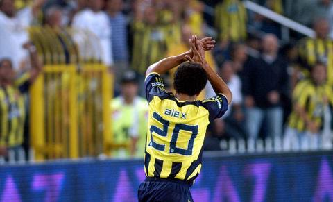 Yıldız oyuncu, 2009-2010 sezonunda ise Fenerbahçe'nin Avrupa kupaları tarihinde, en çok oynayan ve en çok gol atan futbolcusu oldu.