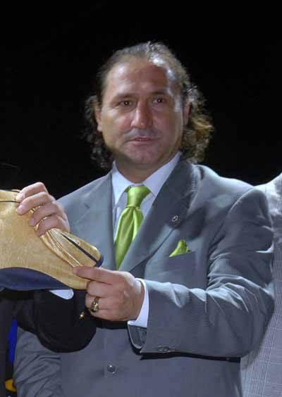 <p><strong>SELÇUK YULA</strong><br />
''Ben Galatasaray'a imza atarken bile herkese Fenerbahçeli olduğumu söyleyecek kadar cesaretli biriyim.''</p>