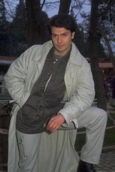 REHA YEPREM Şu sıralar özel bir televizyon kanalında sunuculuk yapan Reha Yeprem de yıllar önce Umre ziyaretinde bulundu.