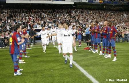 5- Barcelona - Real Madrid: İspanyolların tabiriyle El Classico olarak adlandırılan derbi şüphesiz dünyanın en çok izlenen derbisi haline geldi. Her yıl tüm dünyada sonucu merak edilen ve fikstürlerde hangi tarihe denk geldiğine bakılan derbi, bir asırdan fazla süren bir çekişmeye sahne oluyor. İspanya´da, Kraliyet takımı Real Madrid ile Katalonya´nın sembolü Barcelona arasındaki rekabet, tarihsel ve politik nedenlerle başlamış olsa bile şimdilerde ise rekabet daha çok mali sebeplere dayanıyor. 
