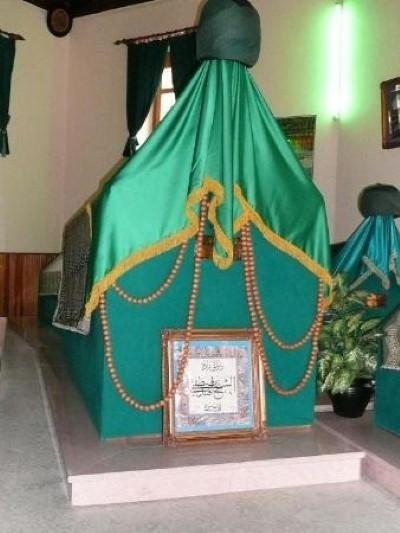 <p>Şeyh Mustafa Devati Türbesi</p>
<p>Şeyh Mustafa Devati Camii bahçesi - Üsküdar</p>