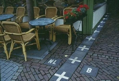 <p>Dünyanın her yerinden çok ilginç yerlere ait fotoğraflar... Belçika ve Hollanda arasındaki sınırı gösteren işaretler</p>
