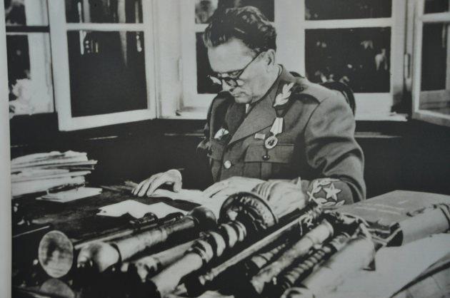 <p>Tito'nun çalışma esnasında çekilen bir fotoğrafı müzede sergileniyor.</p>