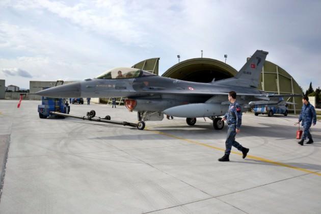 Üste görevli üstün yetenekli pilotlar, ülkenin çeşitli yerlerindeki üslerde alarm reaksiyon nöbetleri tutarak, ülkeye havadan gelecek tehditlere karşı her an hazır bir şekilde adeta dosta güven, düşmana korku veriyor.