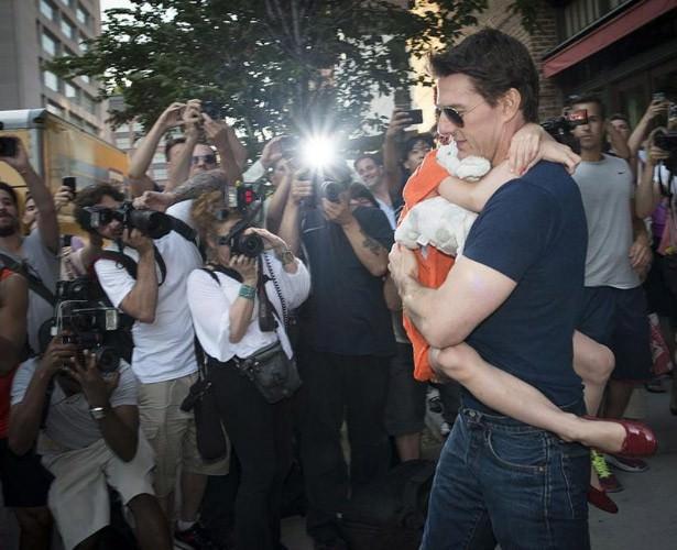 Babasının güvenli kollarında : Aktör Tom Cruise kızı Suri'yi otel çıkışı kucağında taşırken, fotoğrafçılar da bu ikiliye odaklanmış en iyi pozu yakalamaya çalışıyor. ABD