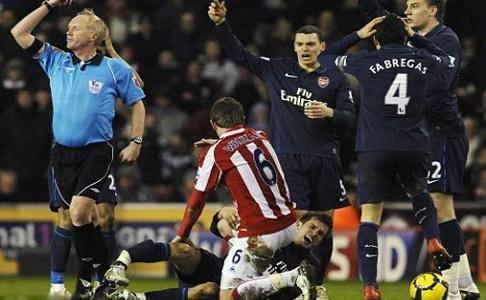 22 yaşındaki oyuncunun 27 Şubat 2010'da Stoke City ile oynanan ve Arsenal'in 2-1 kazandığı maçta ayağı iki yerinden kırılmıştı.