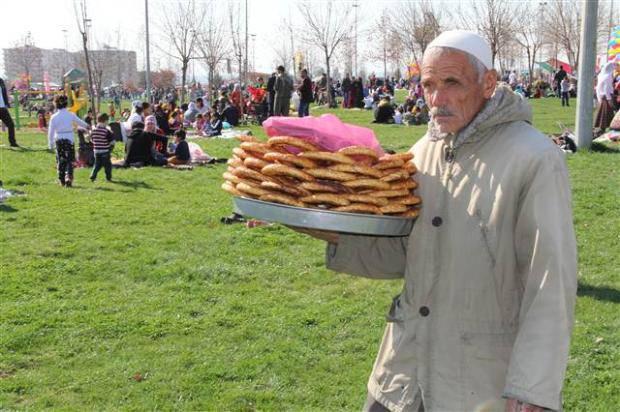 <p>Bazıları yöresel kıyafet giyinen ve zabıta ekiplerince park alanı dışında belirlenen yerlere yerleştirilen çok sayıda seyyar satıcı alanda yemek, tatlı, su ve ciğer kebap satıyor. Platformda aralarında Kürtçe, Türkçe, Arapça, Süryanice'nin de yer aldığı 10 dilde, "Nevruz kutlu olsun" pankart yer alıyor.</p>