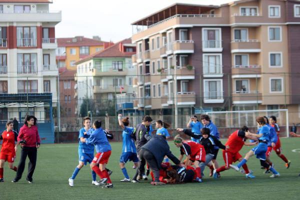 Yalova'da oynanan kadın Gençlikspor ile İzmir Elitspor arasındaki maçta iki takım oyuncuları, tekme tokat birbirlerine girdi
