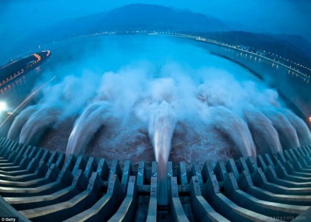 Dünyanın en büyük hidroelektrik gücünü üreten baraj Çin'de sellerin etkisiyle birlikte tam kapasite çalıştı.