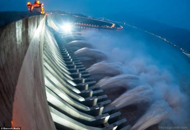 Yangtze nehri üzerine inşa edilen Üç Boğaz Barajı son 32 jeneratörünün de devreye girmesiyle en yüksek kapasitesine ulaştı. Baraj 15 nükleer reaktör gücünde elektrik üretebiliyor.