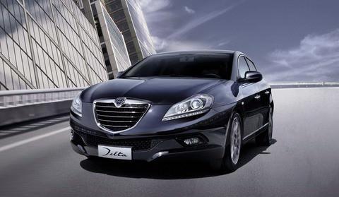 Lancia bayilerinde yerini alan ve 53 bin 660 TL’den başlayan satış fiyatına sahip Delta, 1.6 litre 120 HP Multijet turbo dizel ve 1.4 litre 140 HP’lik MultiAir benzinli motor seçenekleriyle tercih edilebiliyor. Lancia Delta’nın 1.6 litrelik Multijet dizel motor seçeneğinde ise Selectronic otomatik şanzıman isteğe bağlı olarak satın alınabiliyor.