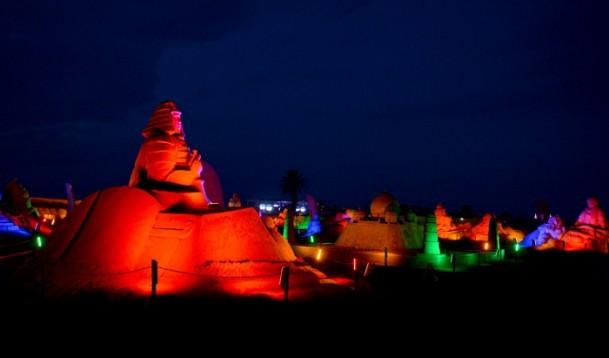 Bu yıl "imparatorluklar" temasıyla gerçekleştirilen ve 10 bin ton kum kullanılan Antalya’daki festivalde, Kanuni Sultan Süleyman, Napolyon, Ulubatlı Hasan, Ramses ve Cengiz Han`ın da aralarında bulunduğu pek çok tarihi kısının heykelleri ziyaretçilerin büyük ilgisini çekiyor.