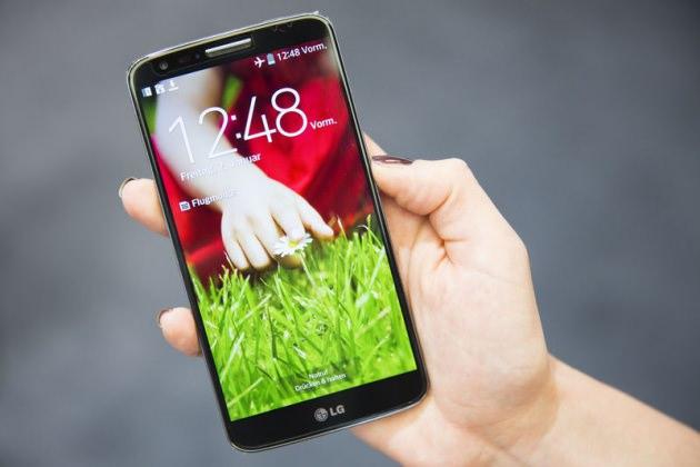 <p>LG G2 Arka panelinde 13 megapiksel kamera ve LED flaş bulunduran G2 , ön panelinde otomatik focus özellikli 2.1 megapiksel kameraya sahip.</p>