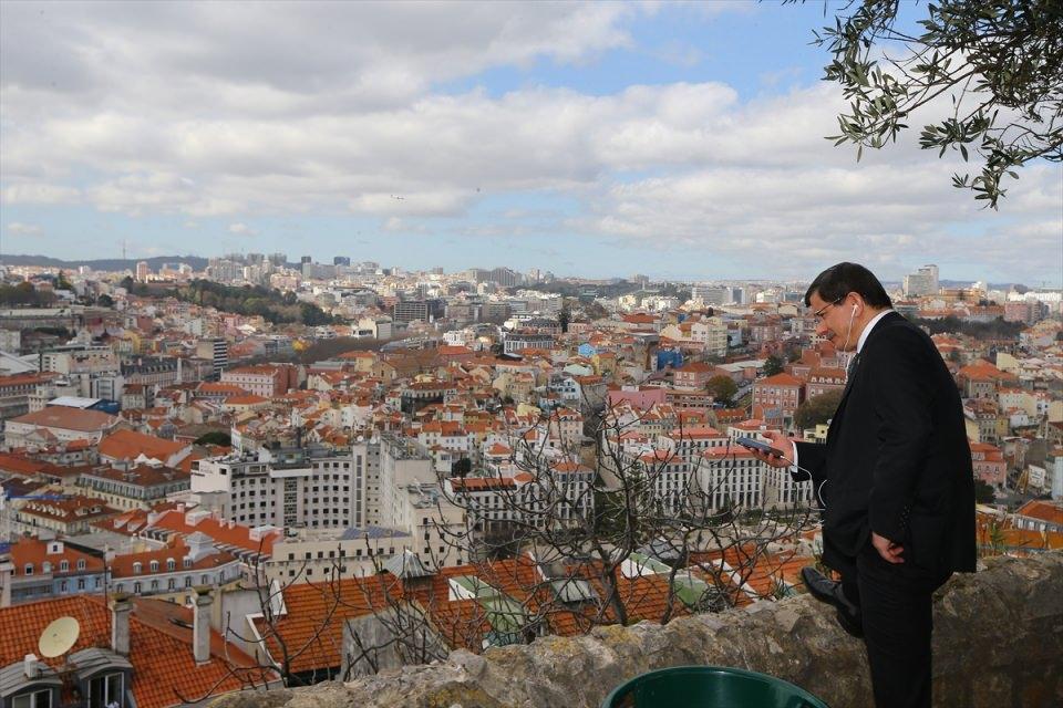 <p>Başbakanlık koltuğuna oturduktan sonra Genelkurmay Başkanlığı ile bakanlıkları tek tek ziyaret ederek çalışmalarıyla ilgili brifing alan Davutoğlu, vatandaşlarla da sık sık bir araya geldi.<br />
<br />
<span style="color:#FFD700"><strong> Başbakan Ahmet Davutoğlu, temaslarda bulunmak üzere Portekizin başkenti Lizbon'a geldi. Başbakan Davutoğlu programında verilen bir arada telefon görüşmesi yaptı. </strong></span></p>

<p> </p>
