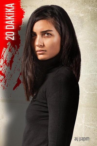 <p><strong>Tuba Büyüküstün</strong></p>
<p>Ekranların popüler isimlerinden Tuba Büyüküstün, oyunculuktaki başarısını ticarete taşıdı. Dizi ve sinema filmlerinden kazandığı tüm gelirini 'Baykon Endüstriyel Tartım Sistemleri' ve 'İstron Elektronik Teknolojileri' adlı iki firmaya yatıran başarılı oyuncu, annesi ve babasıyla kurduğu şirketin yurt dışına açılmasını sağladı. Kazakistan, Azerbaycan ve Kırgızistan'da şubeler açan Büyüküstün, gözlerini Ortadoğu'ya çevirdi. Arap ülkelerinde gördüğü ilgi sayesinde şirketinin başarılı olacağına inanan oyuncu, Dubai ve Suriye gibi yerlerde şirketinin faaliyet göstermesi için de düğmeye bastı.</p>
<p> </p>