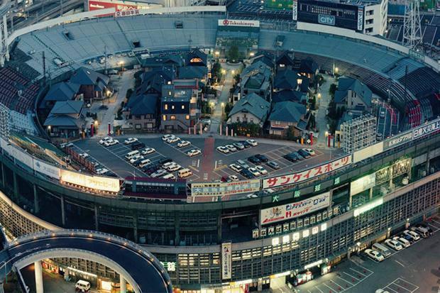 <p>Japonya; Osaka Stadyumu Şehrin merkezinde yer alan bu stadyum 31 bin 379 koltuk kapasitesine sahip. Stadın ilginç yanı içinde yerleşim yerinin bulunması. Sahanın yarısında evler bulunan stat 1998 yılında alışveriş merkezine dönüştürüldü</p>
