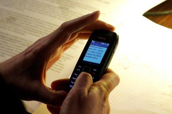 <p><strong>'Akılsız' telefonlar</strong><br />
Telefon etmek ve mesaj atmak dışında bir özelliği olmayan cep telefonları tarihe karışıyor. Günümüzde Android tabanlı akıllı telefonlar, eski model telefonlarla neredeyse aynı fiyata satılıyor.</p>
