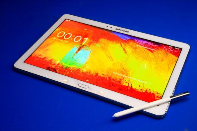 <p>0.1'de kulaklıkla müzik dinlemek çok keyifli. Ses doğal olarak çok daha güçlü ve net olduğu gibi, bass çıkışını artıran bir kulaklıkla müzik videoları ve HD filmleri izlemenin keyfi çok daha iyi.</p>
<p>Ayrıca, daha esnek olan ses ayarı çubuğu, sesi yükseltir veya azaltırken kayarak ilerliyor, böylece daha hassas bir seviye yakalamanızı sağlıyor.</p>