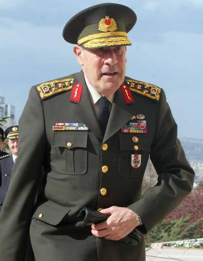 Cumhurbaşkanı şu olsun, bu olsun, bunu asker karar verecek hali yok. Bildiride de yer alıyor: 'Silahlı Kuvvetler yasaların kendisine verdiği yetkiler çerçevesinde görevini yerine getirir' diye bildirinin içinde var. Bu bildiri tabii başka taraflara da yansıdı. Bunun detayına girmek istemiyorum. 