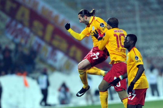 <p><strong>Necati Ateş (Galatasaray, 2011-12)</strong><br /><br />Necati Ateş, 2007 yılında ayrıldığı Galatasaray'a 2011-12 sezonunun devre arasnda geri döndü ve Elmander ile müthiş bir ikili oluşturarak sarı kırmızılı takımın sezonu şampiyon olarak noktalamasında önemli bir pay sahibi oldu. İkinci Galatasaray döneminde 16 maçta 8 gol kaydeden Necati, bu sezon başında Eskişehirspor'a transfer oldu. Tecrübeli golcü, Eskişehirspor forması ile de şu ana dek 17 maçta 10 gol kaydetti. </p>