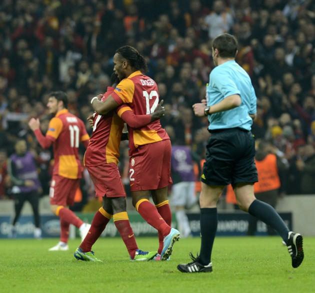 Real Madrid'e 11 Kişi Defans yaptıran takıma GALATASARAY denir. Not; Beşiktaşlıyım.