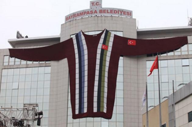 <p>Dünyanın en büyük kazağı rekoru: Enerji tasarrufuna dikkati çekmek için Bayrampaşa Belediyesi'nin ve trikocuların başlattığı "Kazak giyelim, enerjide yüzde 20 tasarruf edelim" kampanyası kapsamında, BATİAD tarafından dünyanın en büyük kazağı üretildi. Bayrampaşa Belediyesi Semih Erden Spor Salonu'nda, Guinness'in İngiltere hakemi Kirsty Bennett tarafından ölçümü yapılan kazak, "dünyanın en büyük kazağı" unvanını alarak Guinness Rekorlar Kitabı'na girmeyi başardı. 18 metre boyunda ve 45 metre enindeki kazak, 30 işçi tarafından 45 günde üretildi.</p>