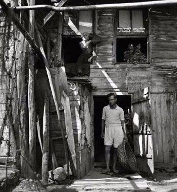 <p>Kumkapı'da bir balıkçı evi (~1955)</p>