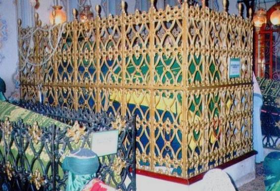 <p>Aziz Mahmud Hüdayi Türbesi</p>
<p>Gülfem Hatun Mahallesi Mektep Sokak - Üsküdar</p>