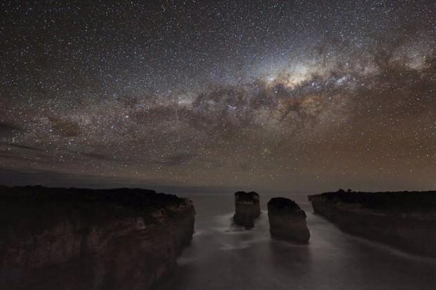 Fotoğrafçı Alex Cherney, Avustralya'nın güneyinde, sıradan bir dijital fotoğraf makinesi kullanarak insanlar tarafından görülen gökyüzünü daha fazla ışık sağlayan uzun pozlama kullanarak çekti. Gökyüzünün ışığı dışında başka ışık olmayan bölgede 30 saniyelik pozlamalar yaparak bu görüntüleri yakaladı.