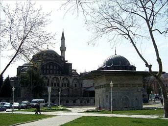 Kılıç Ali Paşa Camii - Tophane Kaptan-ı Derya Kılıç Ali tarafından Tophane semtinde 1580 yılında yaptırılmıştır. Türbe, medrese ve hamamdan oluşan bir de külliyesi vardır.