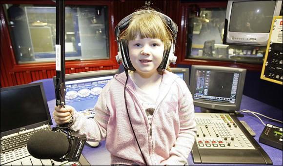 ELIANA SMITH - 7 yaşında "Güzin Abla" oldu. Evet inanılmaz belki ama 7 yaşındaki Eliana Smith, yaptığı radyo programında yetişkinlerin dertlerini dinleyip onlara öğütler veriyor. Erkek arkadaşı tarafından terk edilenler, eşiyle sorunu olanlar, ailevi problemler yaşayanlar, herkes ama herkes ona ulaşıp, sorununa çözüm bulabiliyor.