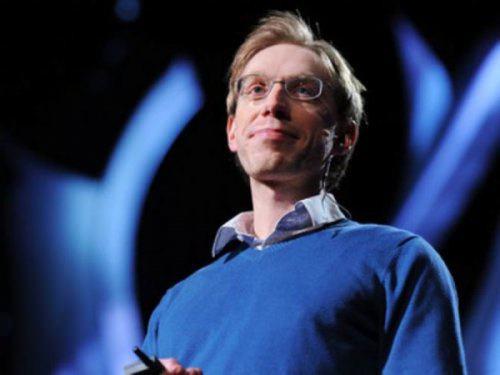 <p>Sıradışı bir beyin: Daniel Tammet İngiltere’de yaşayan Daniel Paul Tammet otizm hastası. Çocukluğunda geçirdiği epilepsy beyninde sıradışı bir etkiye neden oldu. Daniel Tammet'in dilsel, sayısal ve görsel sinestezisi oluştu. Yani onun, kelime, sayı ve renk algısı; dünyayı yeni bir yolla algılamayı ve anlamayı sağlayacak şekilde harmanlandı. 10 bin kadar sayıya biçim ve renkle önüne getirdiklerinde hangi sayısının renk ve geometrik özdeşleştiğini hatırlıyor. Hatırladıkları rakamın sayısı 22.514. Sekiz dili ana dili gibi konuşuyor, resim, müzik ve edebiyatta da son derece başarılı.</p>