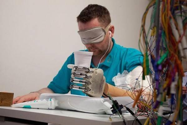 <p><strong>2013: Biyonik uzuvlar</strong></p>
<p>Sol elini bir kazada kaybeden Dane Sorensen, kolundaki sinir uçarına bağlanan biyonik protez ile dokunduğu objeleri hissedip protezi istediği gibi kontrol edebiliyor.</p>