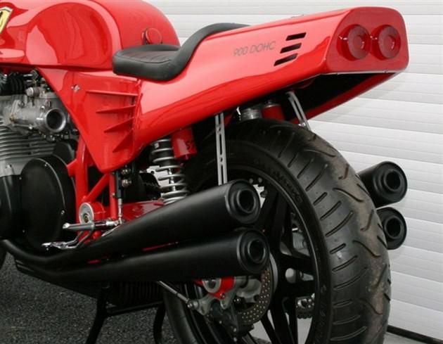 İngiliz mühendisler tarafından tasarlanan ve saatte 265 kilometre hıza ulaşabilen motosiklet, Ferrari Enzo modelinin iki tekerlek üzerinde tasarlanmış bir uyarlaması olarak üretildi.
