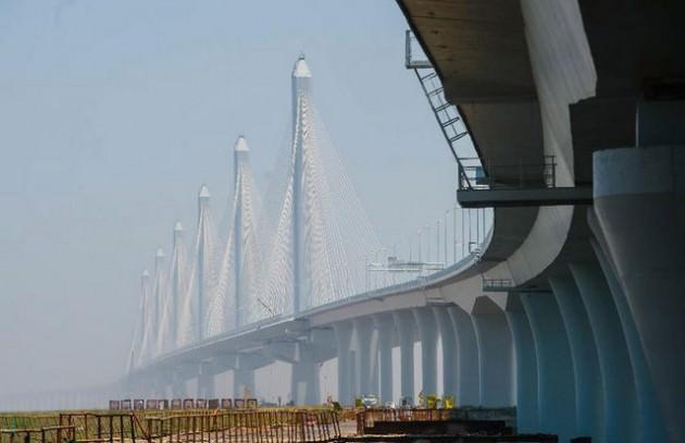 Dünyanın en uzun ve geniş asma köprüsünün inşaatı Çin’in Shaoxing kentinde tamamlandı.