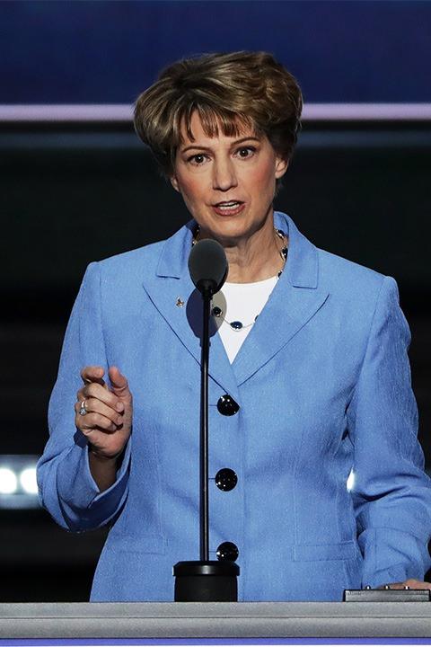 <p><strong>Eileen Collins</strong></p>

<p>Uzay mekiğini komuta eden ilk kadın.</p>
