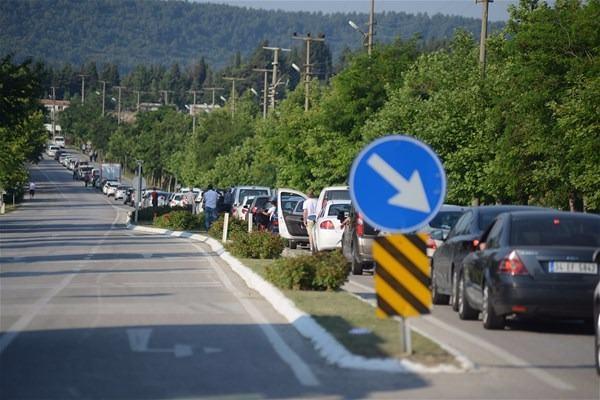<p>Tatilciler yola çıktı. Bayram tatilini İstanbul dışında geçirmek isteyenler nedeniyle, karayollarında araç yoğunluğu yaşanıyor.</p>
<p> </p>