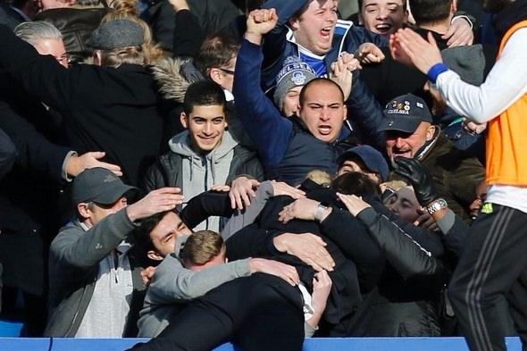 <p>Karşılaşmayı oldukça heyecanlı bir şekilde takip eden Conte Hazard'ın attığı ikinci golün ardından adeta kendini kaybetti. Koşarak yedek kulübesinin arkasında bulunan taraftarların üzerine atlayan Conte'nin çılgın sevinci objektiflere böyle yansıdı.</p>
