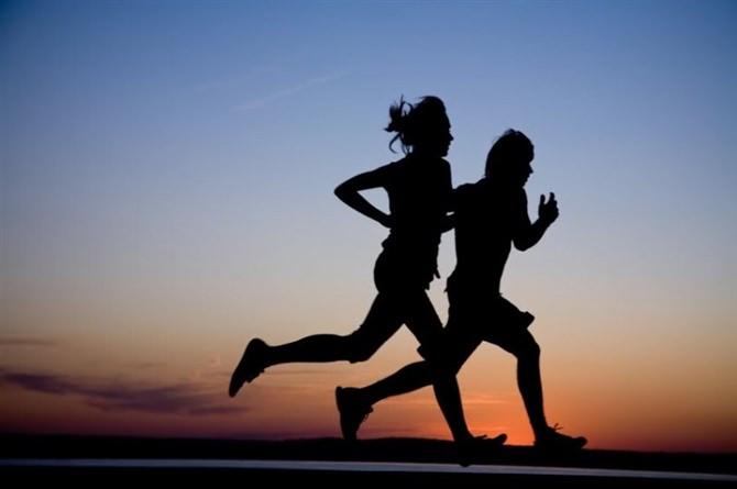 <p><strong>7-</strong> Spor yapıyorsanız erken saatte ya da akşam yapın.</p>